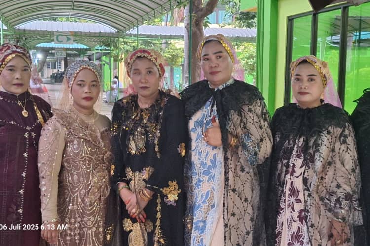 Sambut Kepulangan ke Kampung Halaman, Jemaah Haji NTT Dandan Bak Ratu dan Raja