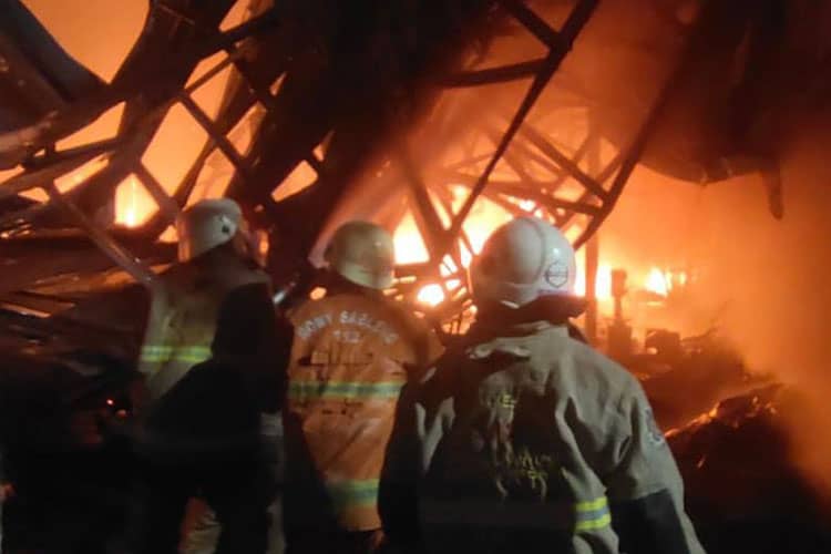 Gudang Meubel di Jalan Menur Surabaya Terbakar, Tak Ada Barang Tersisa