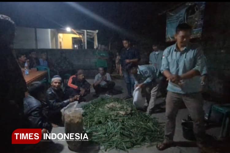 Mahasiswa STISIP Bina Putera Banjar Latih Peternak Sindangasih Buat Pakan Silase
