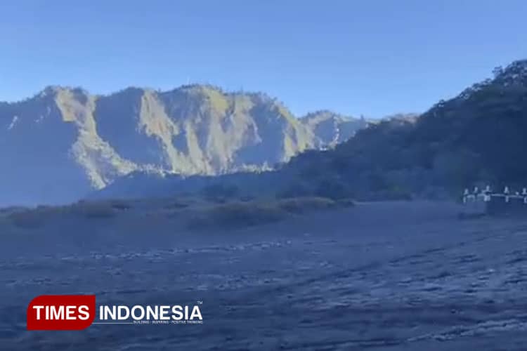 Bromo Membeku di Tengah Ancaman Api: Pesona Embun Es dan Peringatan Kebakaran Lahan!