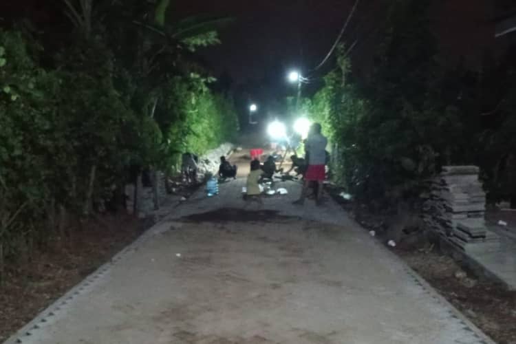 Dapat Program PPM Pavingisasi PT BSI, Warga Sumbermulyo Banyuwangi Rela Lembur