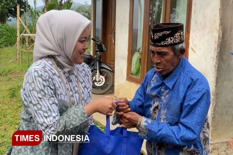 Florawisata Santerra De Laponte gandeng KPPAD Pandesari Pujon Gelar Pembagian Sembako