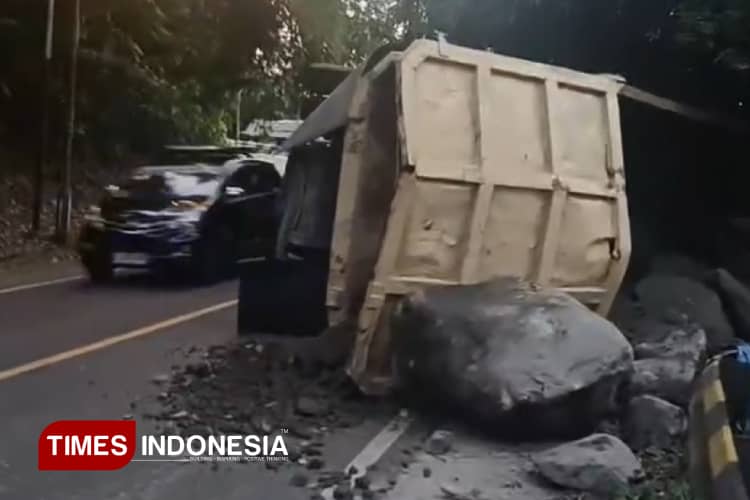 Truk Angkut Batu Terguling di Tanjakan Tepung Kanjut Kota Banjar, Ini Penyebabnya