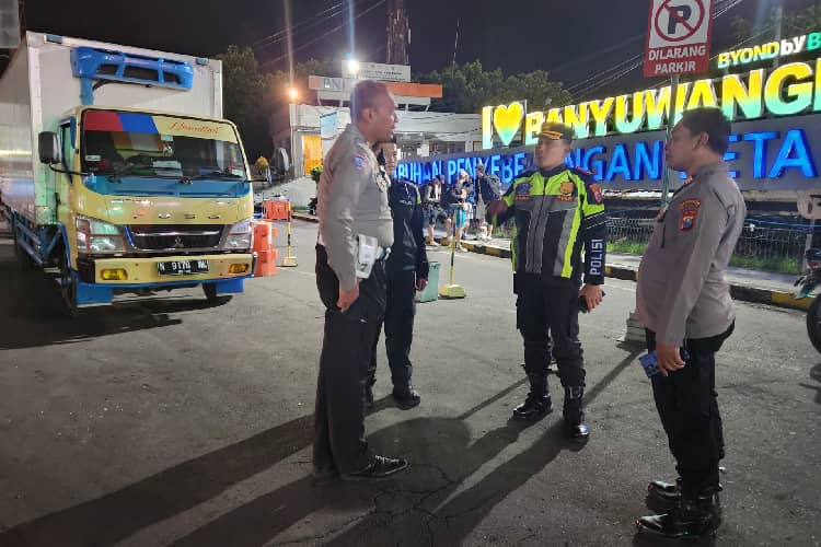 Semalaman, Porsonel Polresta Banyuwangi Lakukan Pengaturan Kemacetan di Pelabuhan Ketapang