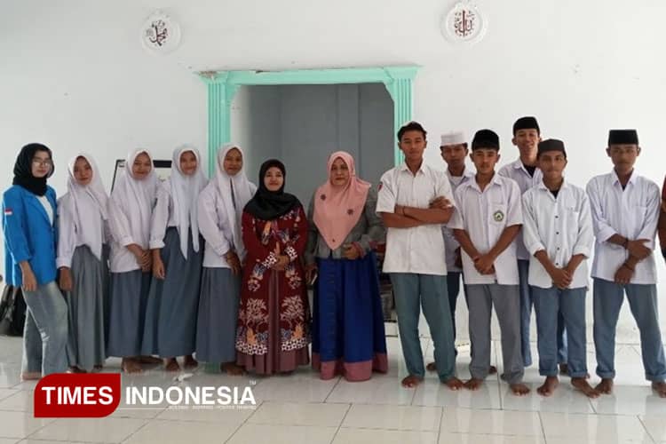 Polije Berikan Pelatihan Dasar Membaca Bahasa Inggris pada SMKSI Darul Istiqomah Jember