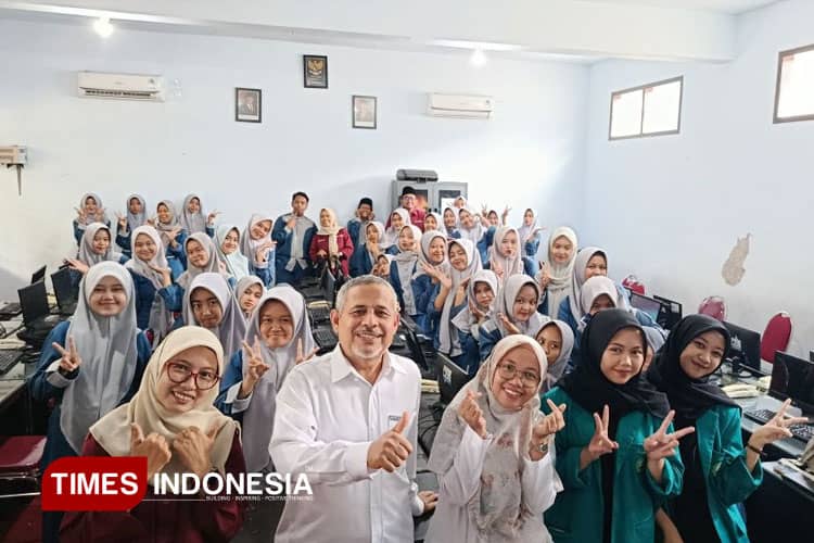 Prodi Pendidikan Bahasa Inggris FKIP UNISMA Tingkatkan Kemampuan Speaking Siswa Lewat Teknologi AI