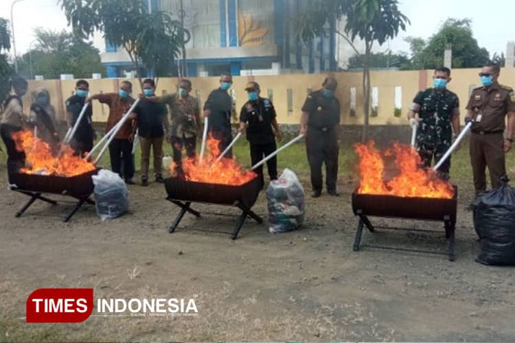Kejari Cilacap Musnahkan 154 Barang Bukti Perkara Hukum
