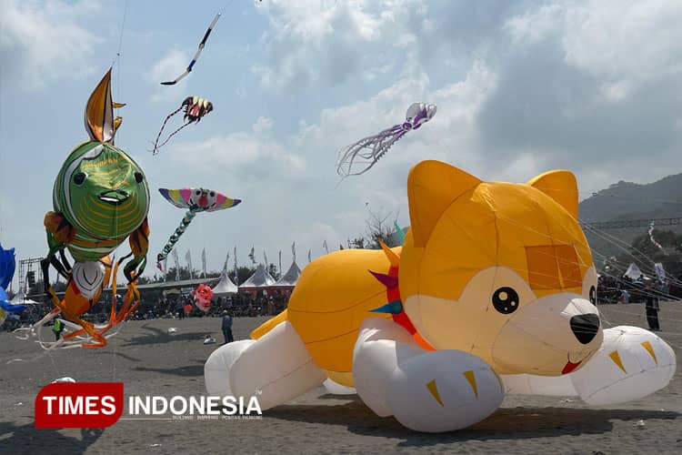 Pantai Parangkusumo Bantul Penuh Warna: Ribuan Orang Padati Festival Layang-Layang Internasional