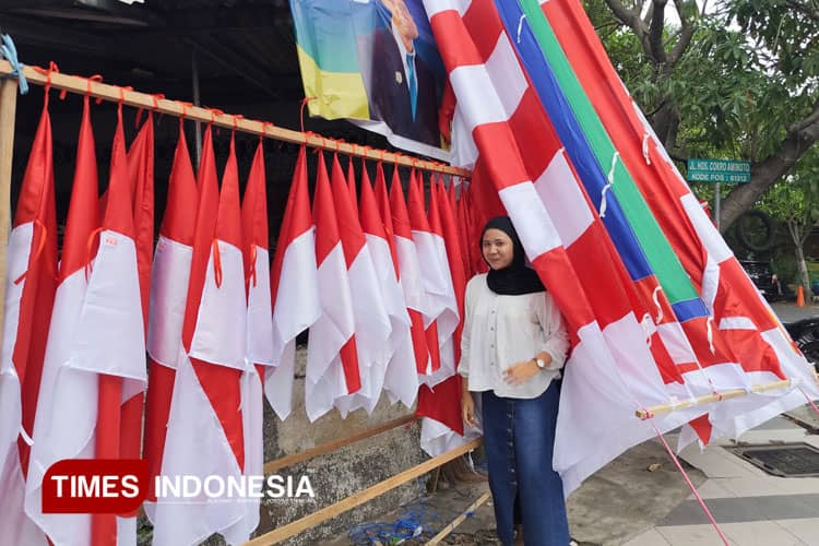 Pedagang Umbul-Umbul Agustusan di Kota Mojokerto Curi Start Demi Kejar PO