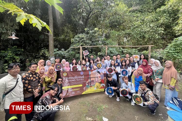 International Community Services UNMER Malang 2025: Jelajahi Budaya Indonesia Melalui Batik dan Musik Tradisional