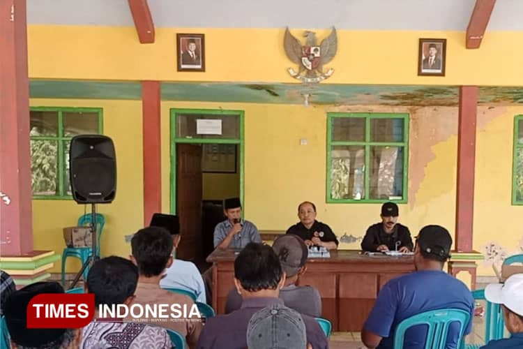 Kolaborasi Hutan Berkelanjutan: Perhutani KPH Malang Sosialisasi dan Dukungan Bibit Kelapa di Sindurejo