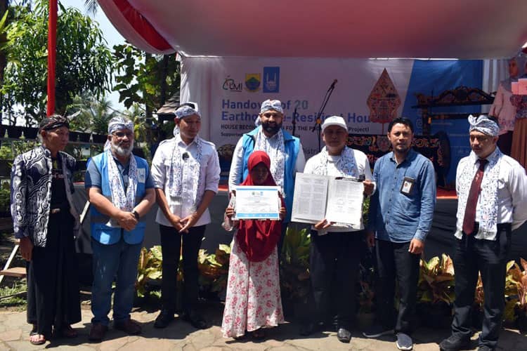 LMI Serahkan Bantuan 20 Unit Rumah Tahan Gempa