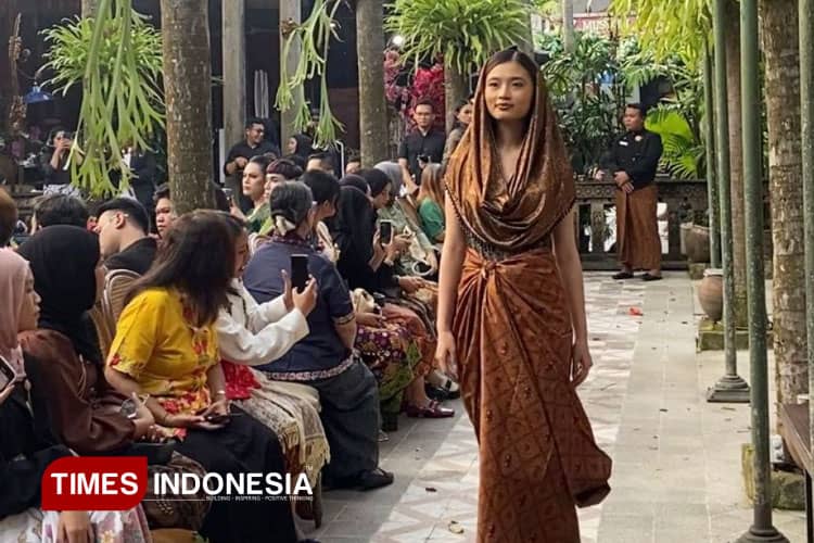 Hotel Tugu Malang & Rezawu Atelier Persembahkan “Sejiwa Merajut Era”