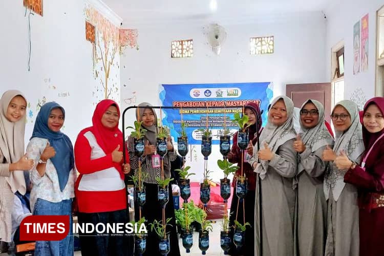 Tim PKM Unwaha Sulap Limbah Botol Plastik Jadi Kebun Cerdas Berbasis IoT di Desa Betek