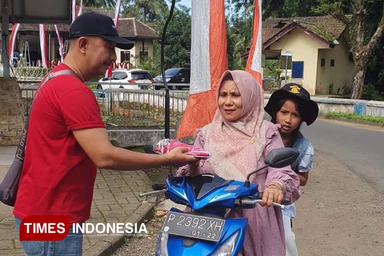 Rayakan HUT ke-80 RI, Pemkab Banyuwangi Bagikan 1000 Bendera
