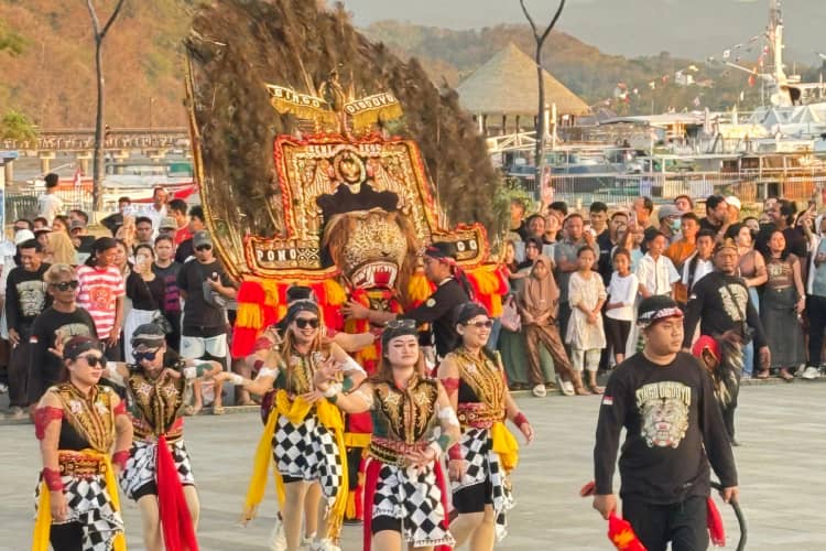 Karnaval Budaya dan Tarian Kolosal Maria Assumpta Nusantara Tuai Decak Kagum di Festival Golo Koe Labuan Bajo 2025