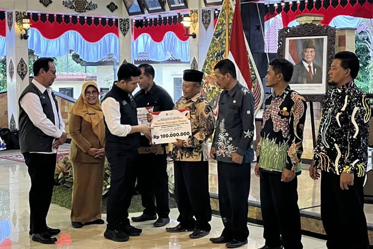 Pemprov Jatim Salurkan Bansos, Wagub Emil: Dukung Penggerak Ekonomi Desa