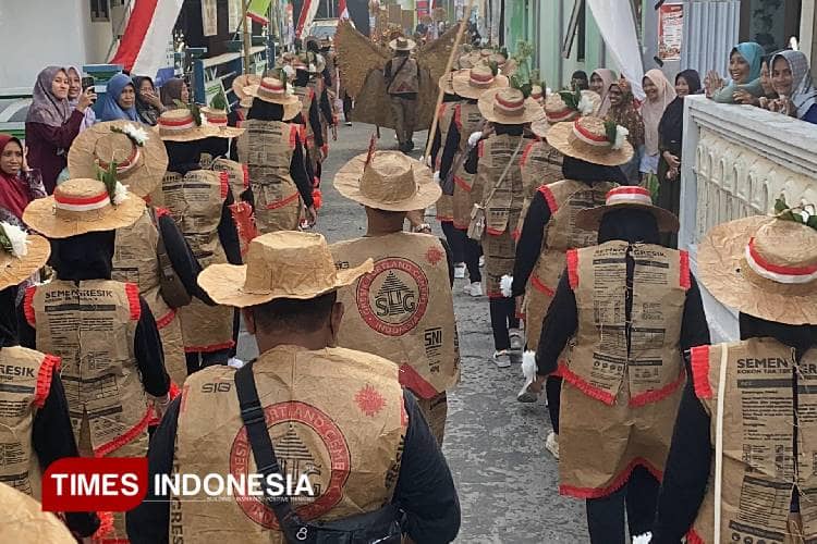 Manfaatkan Barang Bekas, Warga Tanggulrejo Gresik Sulap Limbah Jadi Kostum Karnaval