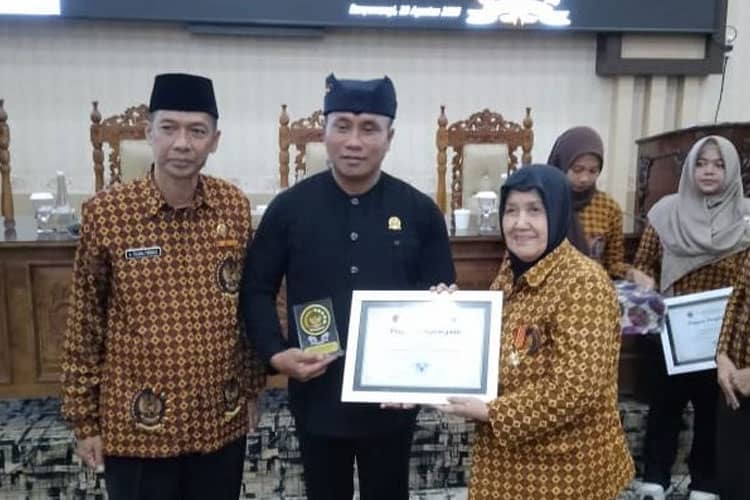 Komitmen Lestarikan Nilai Juang, Ketua DPRD Banyuwangi Dianugerahi Penghargaan DHC 45