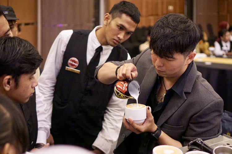 Belajar Teknik dan Seni Meracik Kopi, Pelajar dan Mahasiswa Ikuti Workshop The Art of Cooffe di Hotel Aston Madiun