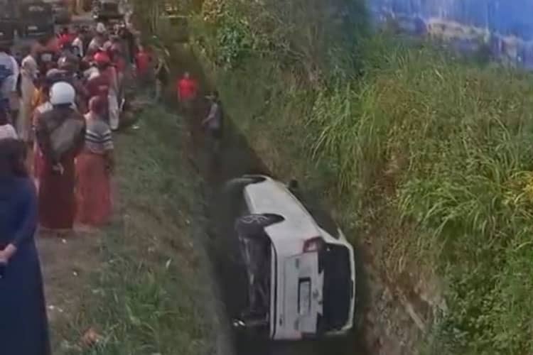 Mobil Sigra Nyemplung ke Selokan di Bondowoso, Diduga Sopir Baru Belajar Mengemudi