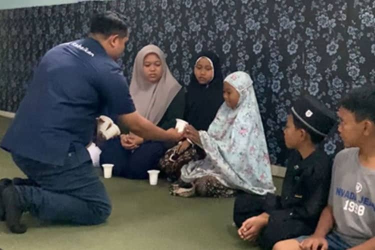 Tebar Berkah Maulid dengan berbagi Susu Jabmilk ke Panti Asuhan