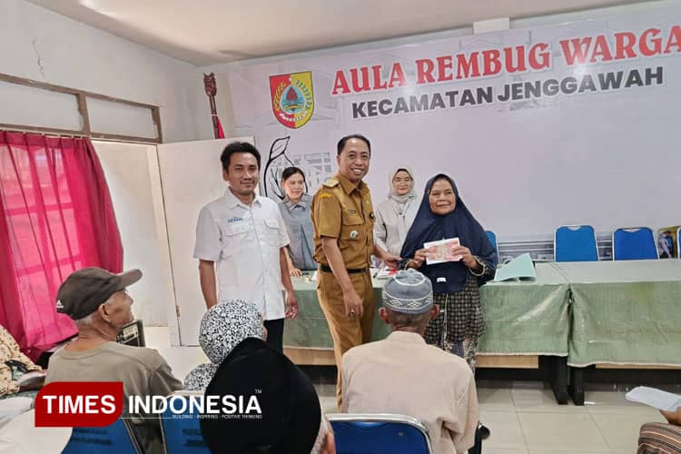 Ratusan Warga Jenggawah Terima Bantuan Sosial PKH Plus