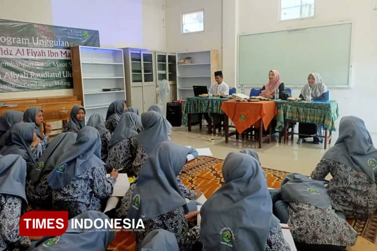 Dosen FKIP Unisma Dampingi Siswa MA Raudlatul Ulum Menulis di Media Massa