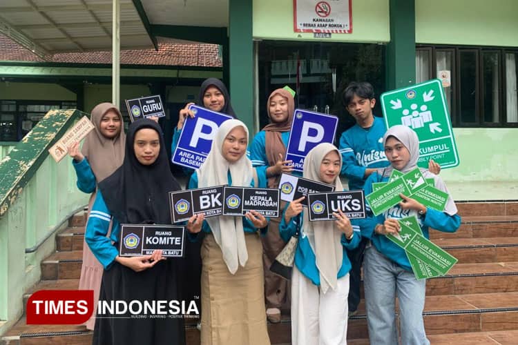 Mahasiswa Unisma Pasang Rambu Evakuasi untuk Mitigasi Bencana di MAN Kota Batu
