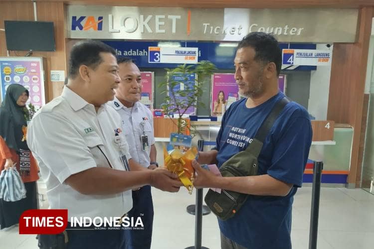 Hari Ozon di Stasiun Madiun, Penumpang KA Dapat Bibit Pohon dan Suvenir Daur Ulang Sampah