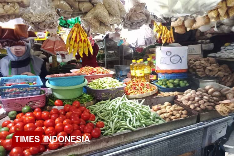 Jelang Akhir Bulan, Stok Bapokting di Pasar Jember Menurun