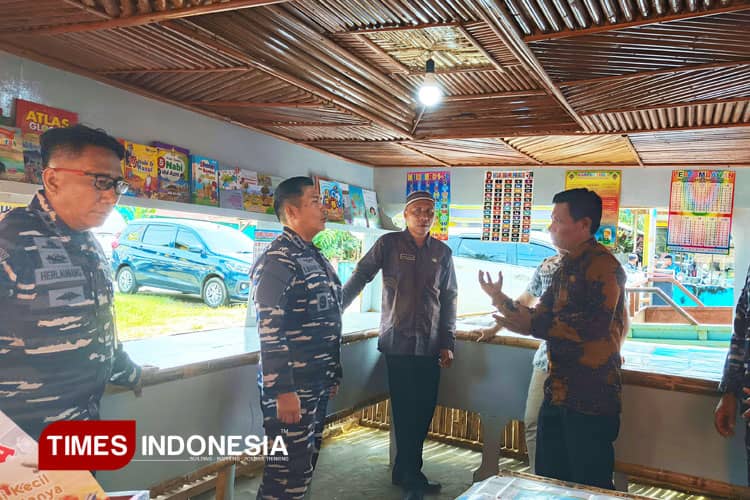 Cerdaskan Anak Bangsa, TNI AL dan Pemerintah Desa Tiley Kusu Morotai Kolaborasi Bangun Taman Baca