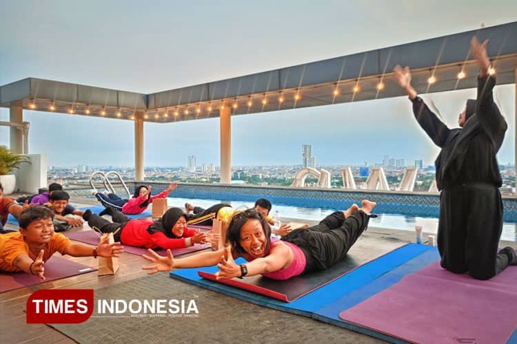 Menyatu Dalam Hening, Midtown Hotel Surabaya Gelar Yoga dengan Teman Tuli