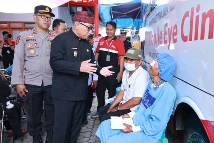 Ratusan Warga Antusias Ikuti Operasi Katarak Gratis di Banyuwangi