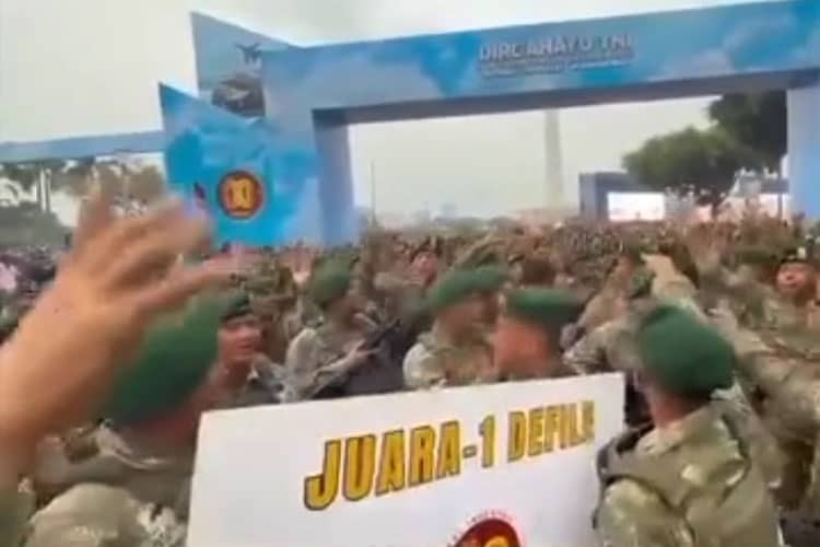 Kostrad Raih Juara Terbaik Defile HUT ke-80 TNI, Yonif 323/Buaya Putih Ikut Meriahkan Acara di Monas