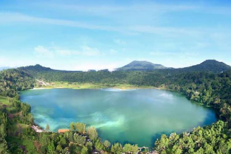 Indonesia’s Linow Lake: A Volcanic Gem with Changing Colors, Symbolizing Nature and Energy Harmony
