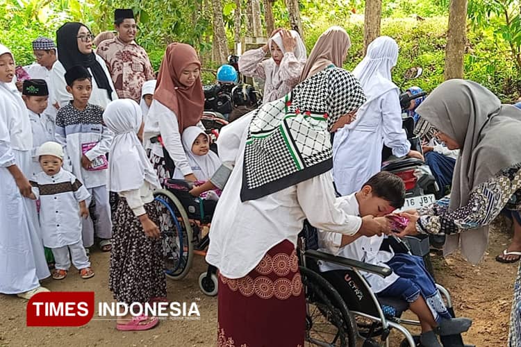 Menyentuh Hati, Potret Siswa Disabilitas Gresik Antusias di Momen Hari Santri Nasional