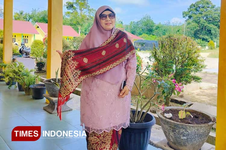 Kiat Sukses Tisnawati, Kepala SMAN 1 Sikabau, Darmasraya; Memimpin dengan Hati dan Keteladanan