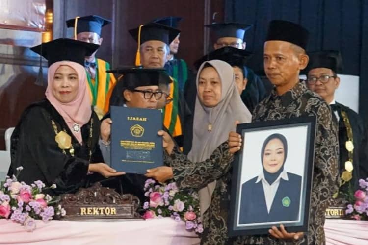 Orang Tua Terima Ijazah Putri yang Telah Tiada, Momen Haru Iringi Wisuda ke-90 UIN Malang