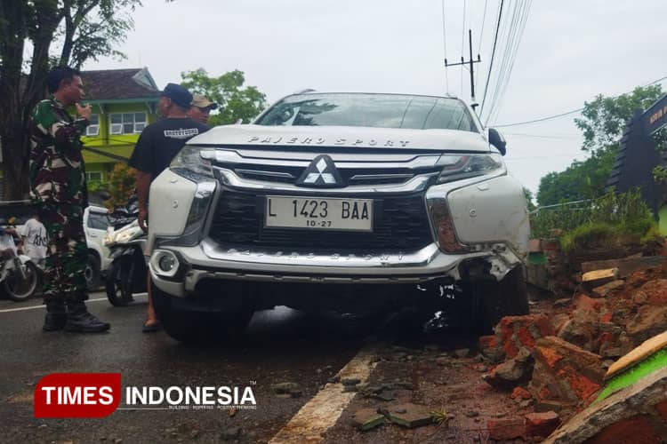 Diduga Mengantuk, Lansia Pengemudi Pajero Tabrak Taman di Depan Kodim Pacitan
