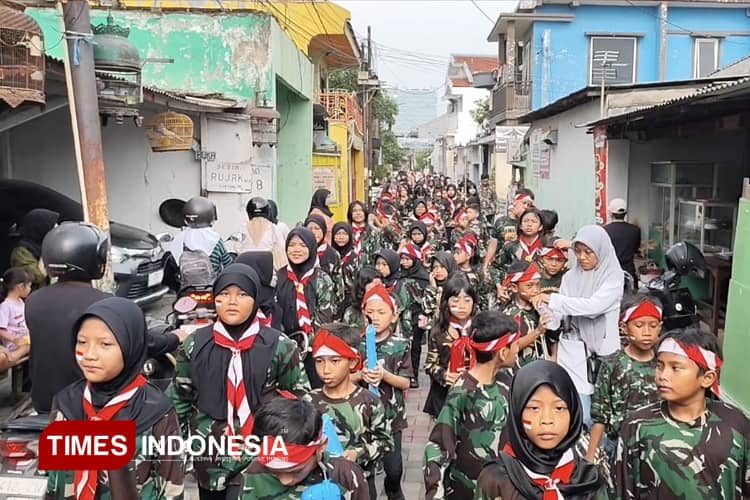 Siswa SD Margorejo Karnaval Keliling Kampung, Kenang Jasa Para Pahlawan