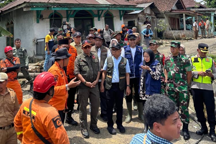 Menteri PMK Pratikno Kunjungi Lokasi Longsor Pandanarum Banjarnegara, Tanah Masih Bergerak