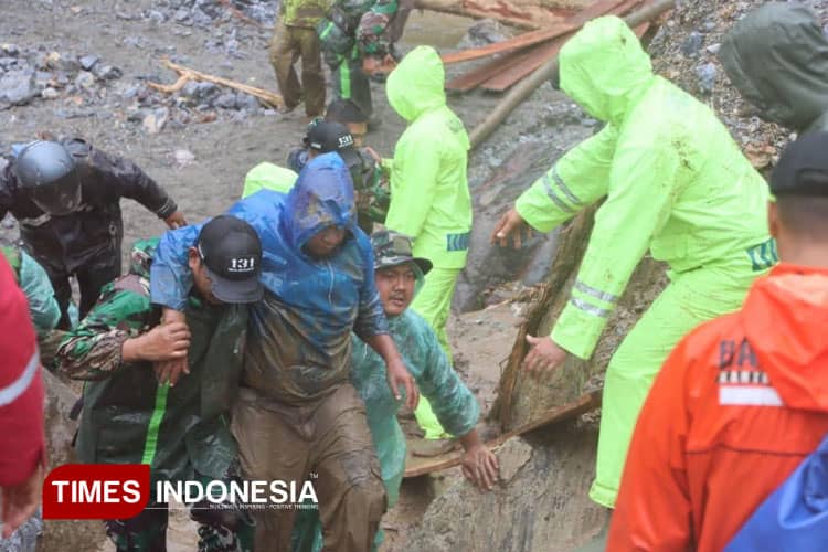 Tim Gabungan Bahu-Membahu Evakuasi Warga yang Terjebak di Area Jembatan Kembar Padang Panjang
