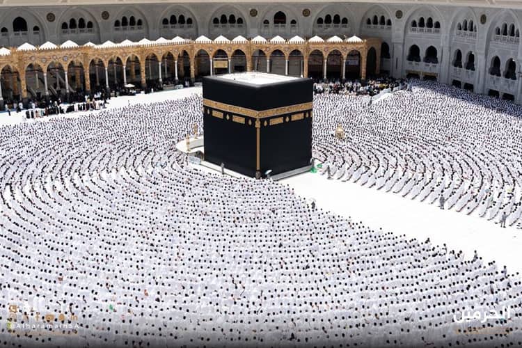 Mengapa Ada Area yang Dikosongkan Saat Salat di Sekitar Ka'bah?