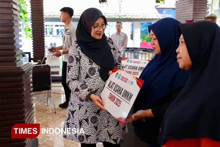 Bupati Ipuk Sambangi Ratusan Desa di Banyuwangi Lewat Program Bunga Desa