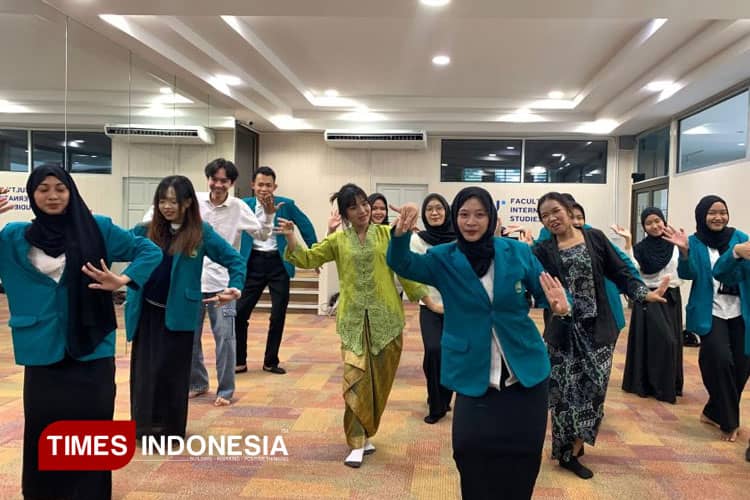 Mahasiswa FEB UNISMA Laksanakan Program Pengenalan Tari Tradisional di Thailand