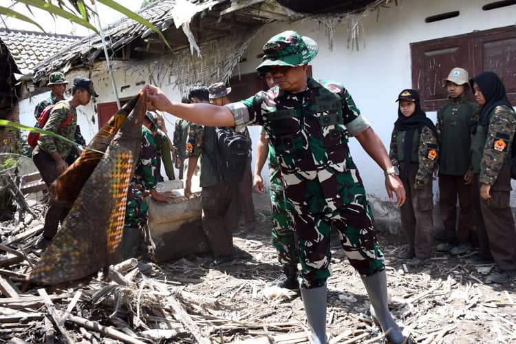 Danrem 083/Bdj Pimpin Karya Bakti Semeru: Prajurit Harus Hadir di Tengah Rakyat!