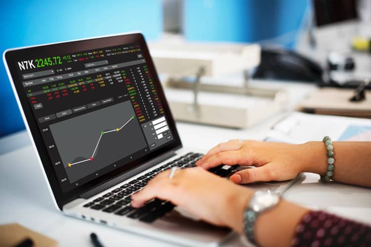 Apa Itu Trading Saham? Cara Kerja dan Bedanya dengan Investasi