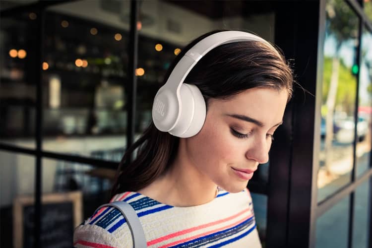 Headphone Bluetooth Disebut Berbahaya bagi Otak, Benarkah?