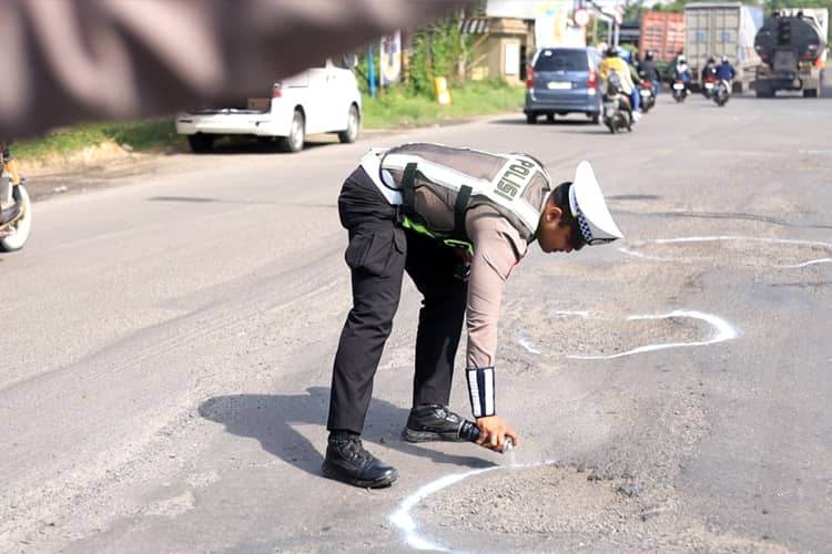 Pengendara Wajib Hati-hati, Banyak Jalan Berlubang di Jalur Pantura Manyar Gresik